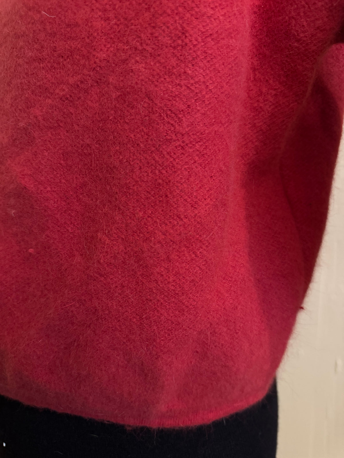 Eleganter Kurzpullover mit U-Boot-Ausschnitt und 3/4-Ärmeln in Rot