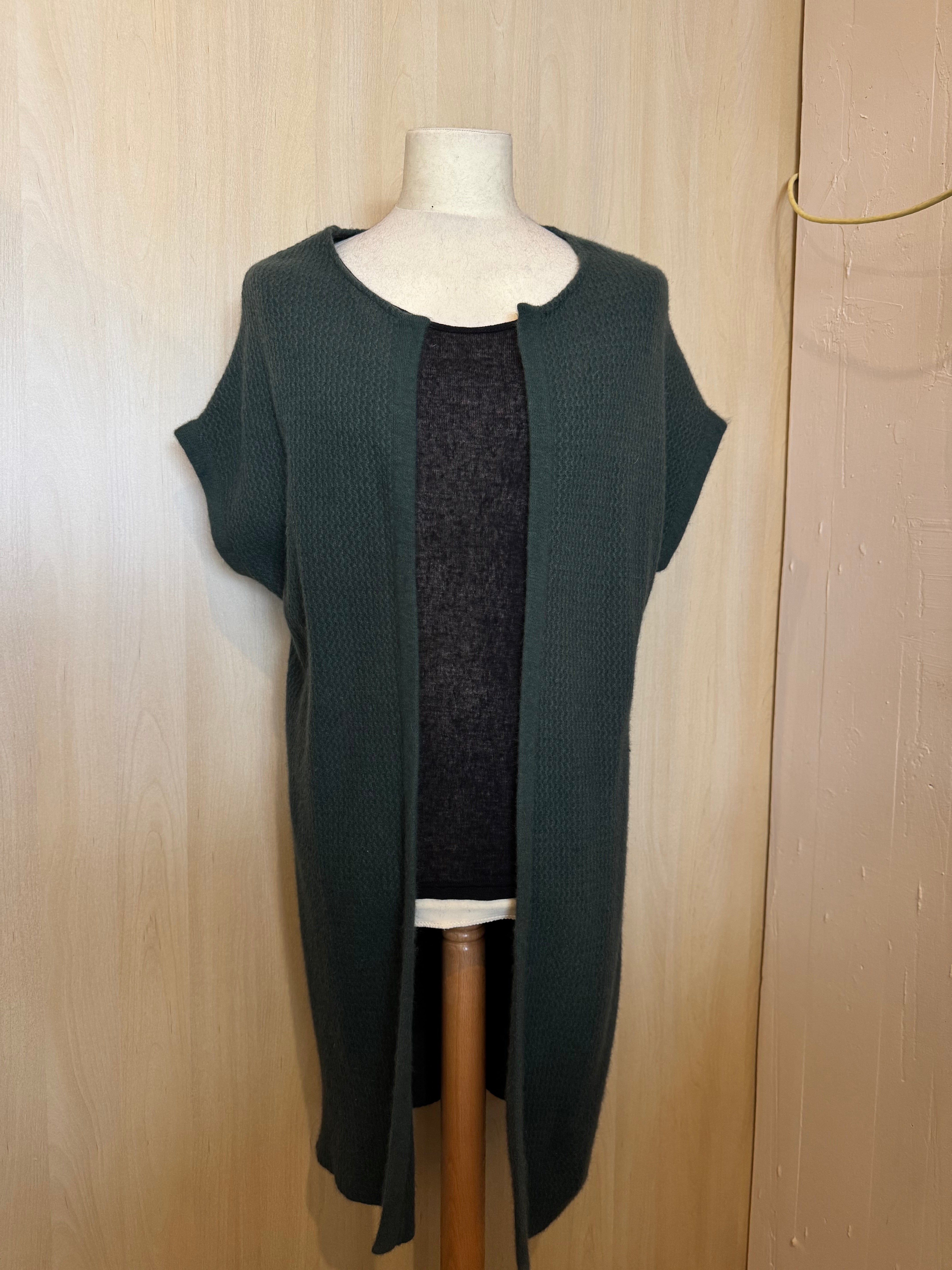 Ärmelloser Damen-Strickmantel mit offenem Front-Design in Wellenmusteroptik - Jägergrün