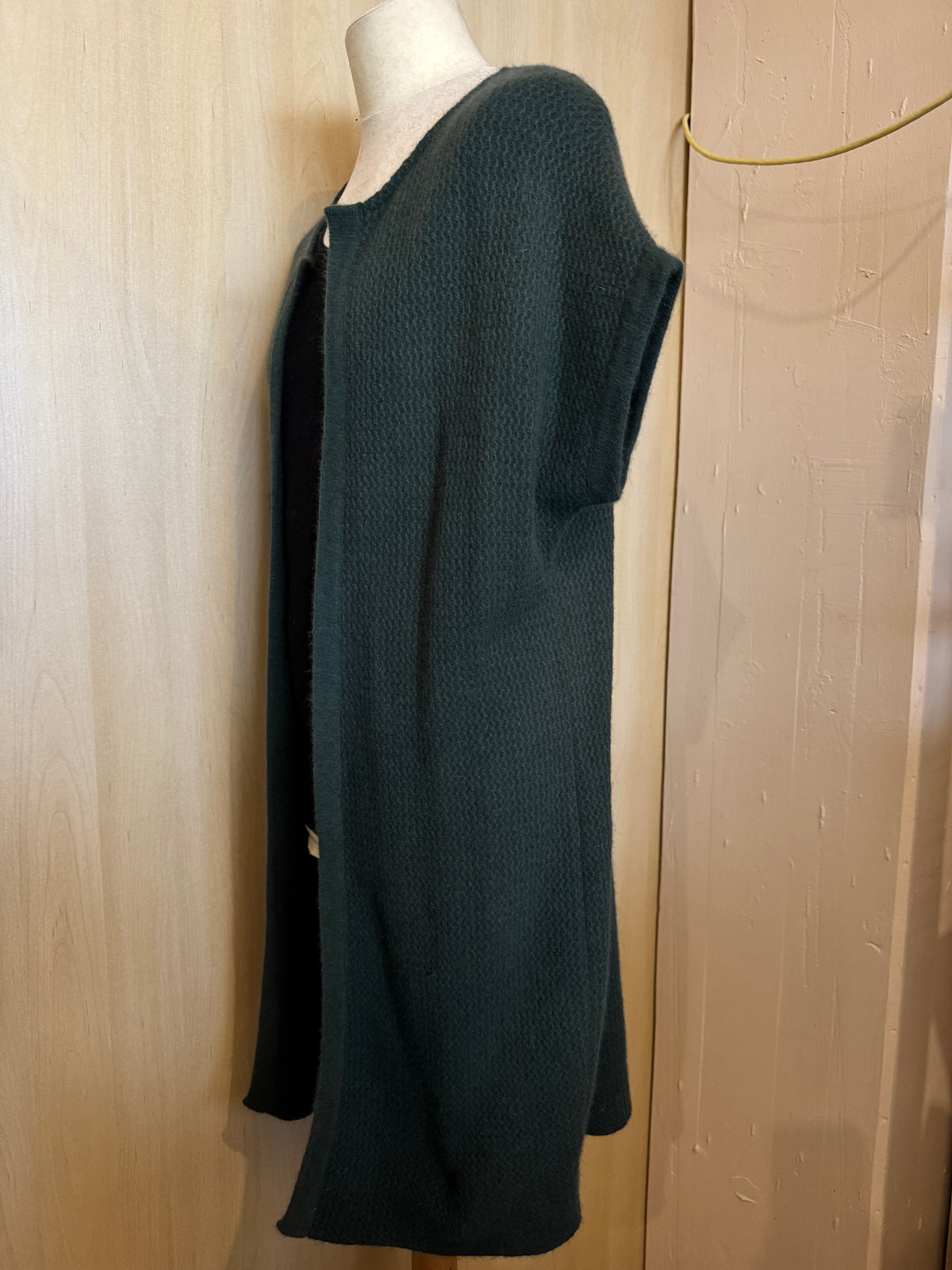 Ärmelloser Damen-Strickmantel mit offenem Front-Design in Wellenmusteroptik - Jägergrün