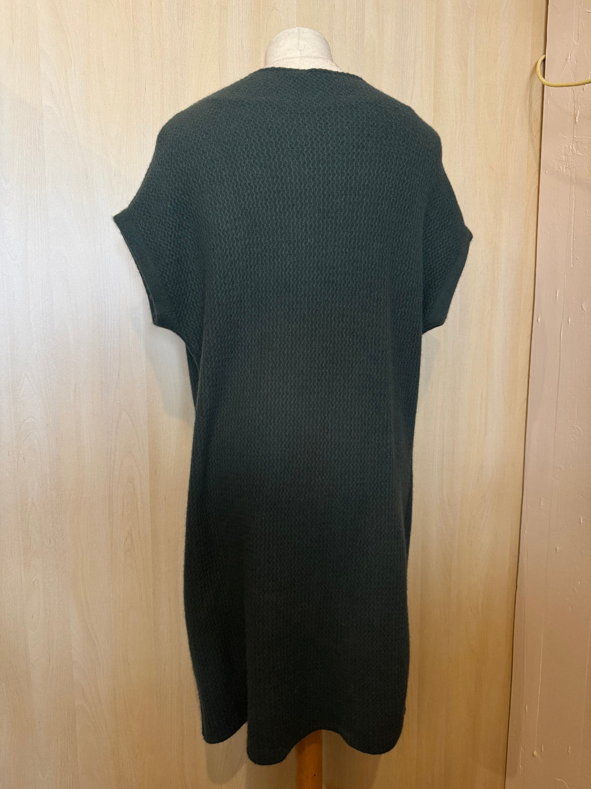 Ärmelloser Damen-Strickmantel mit offenem Front-Design in Wellenmusteroptik - Jägergrün