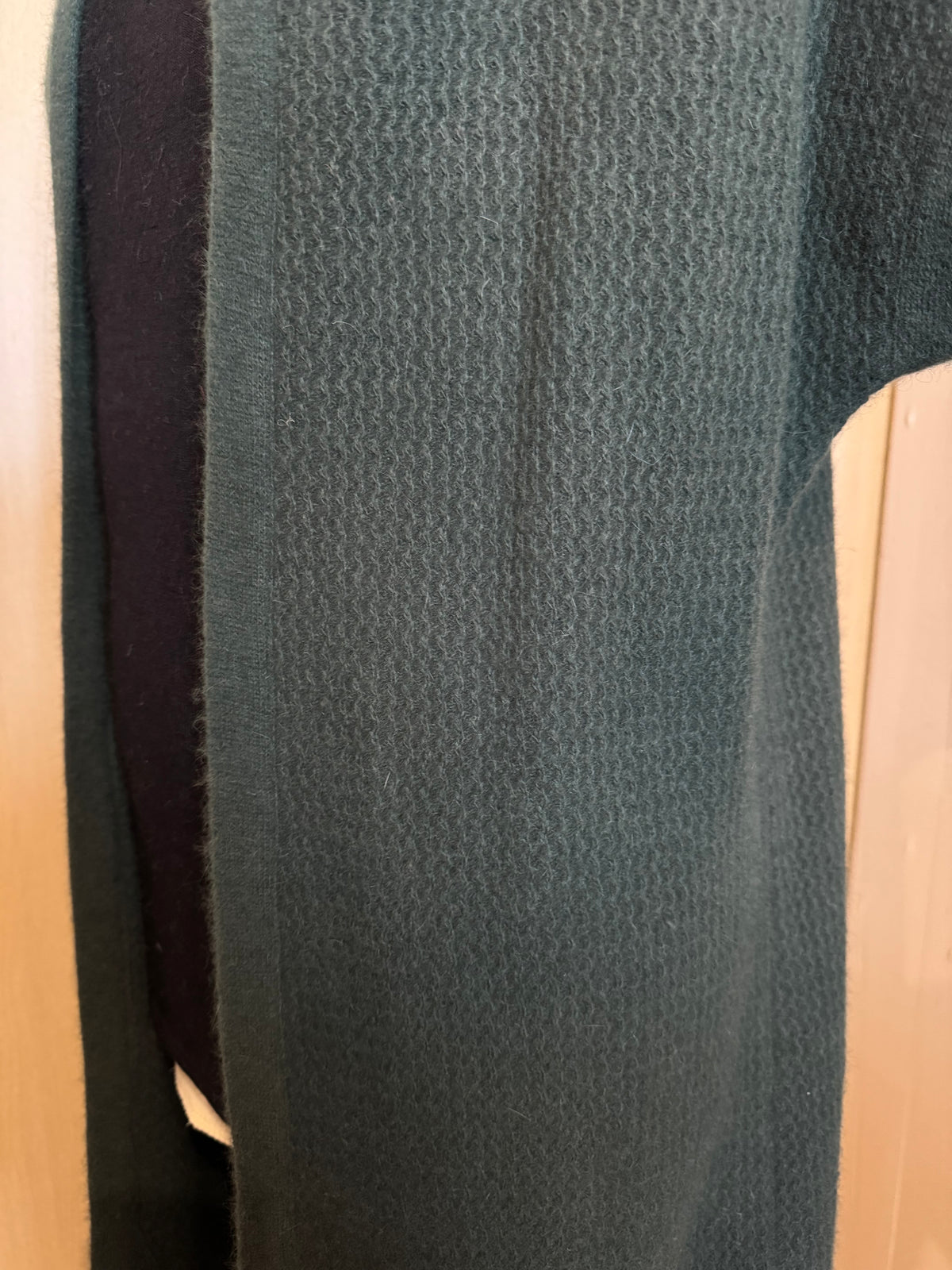 Ärmelloser Damen-Strickmantel mit offenem Front-Design in Wellenmusteroptik - Jägergrün