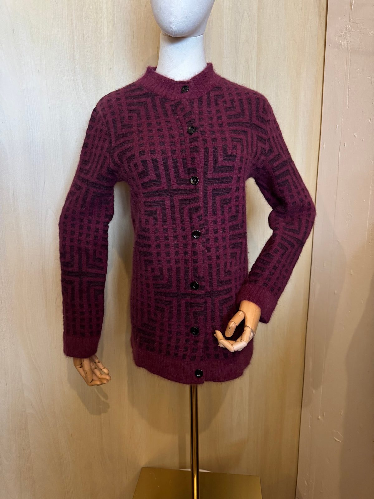 Eleganter Cardigan mit geometrischem Labyrinth-Muster mit Knopfleiste in Bordeaux