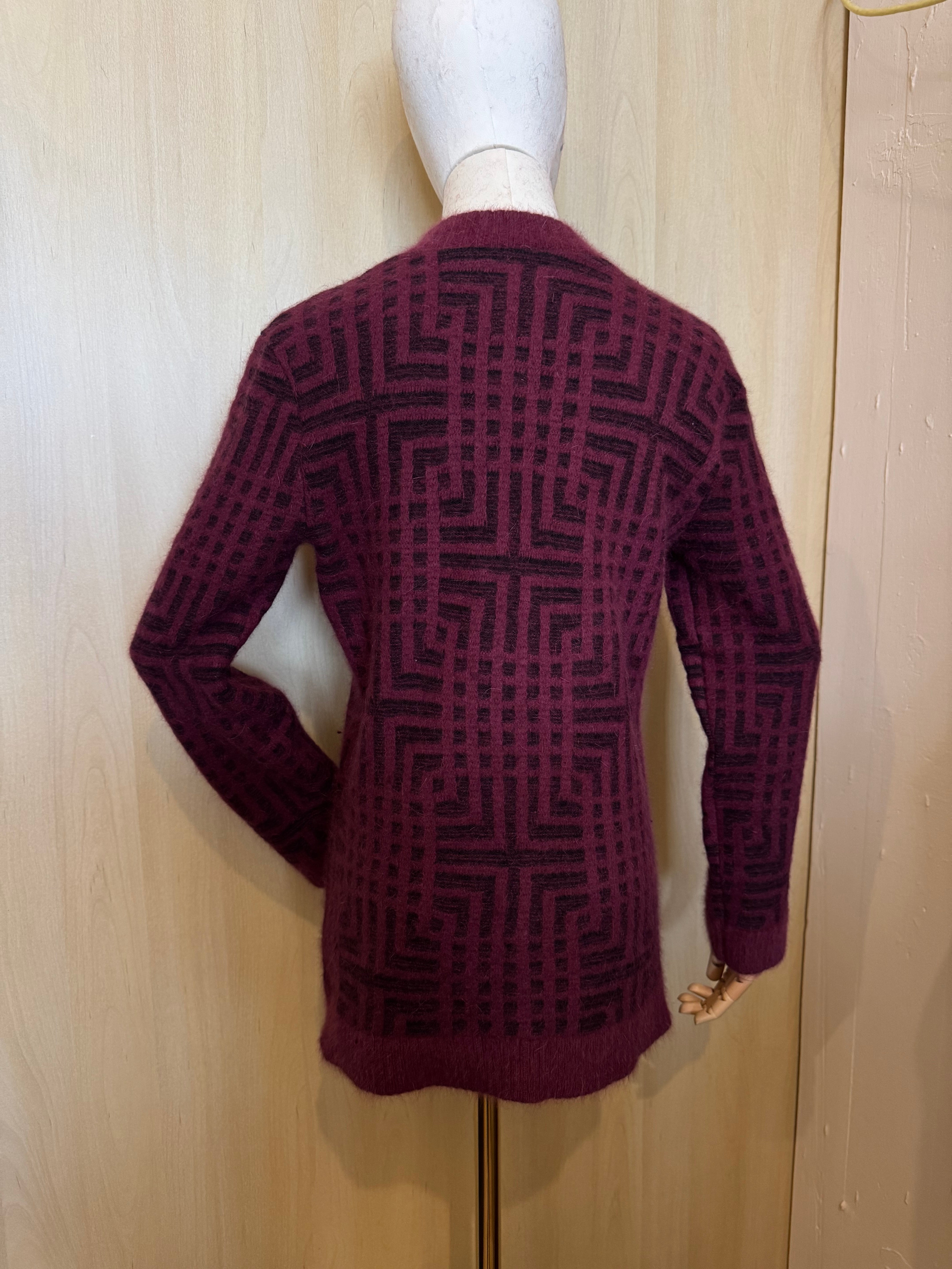 Eleganter Cardigan mit geometrischem Labyrinth-Muster mit Knopfleiste in Bordeaux