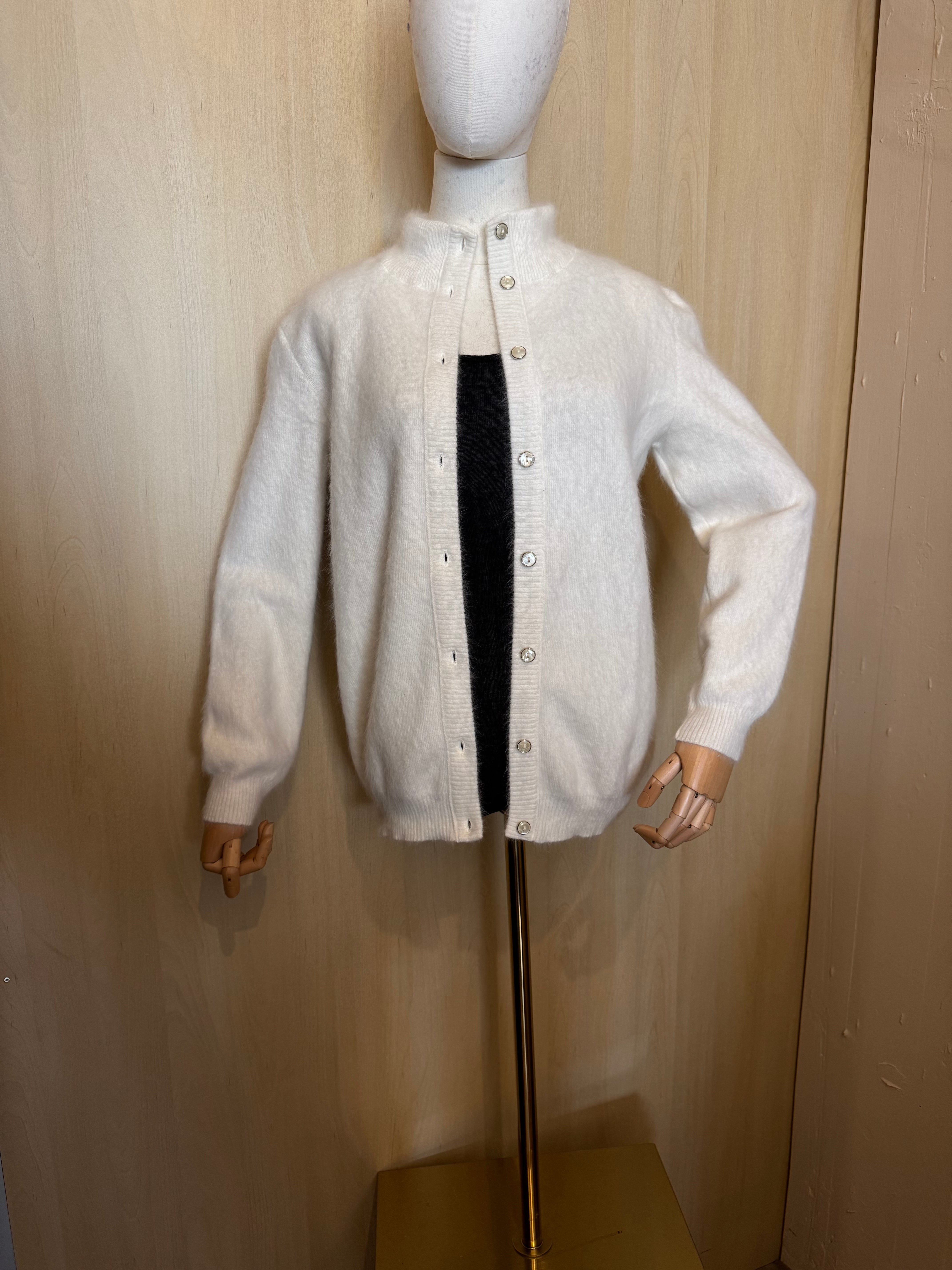 Flauschige Strickjacke mit Knöpfen und Stehkragen in Naturweiß