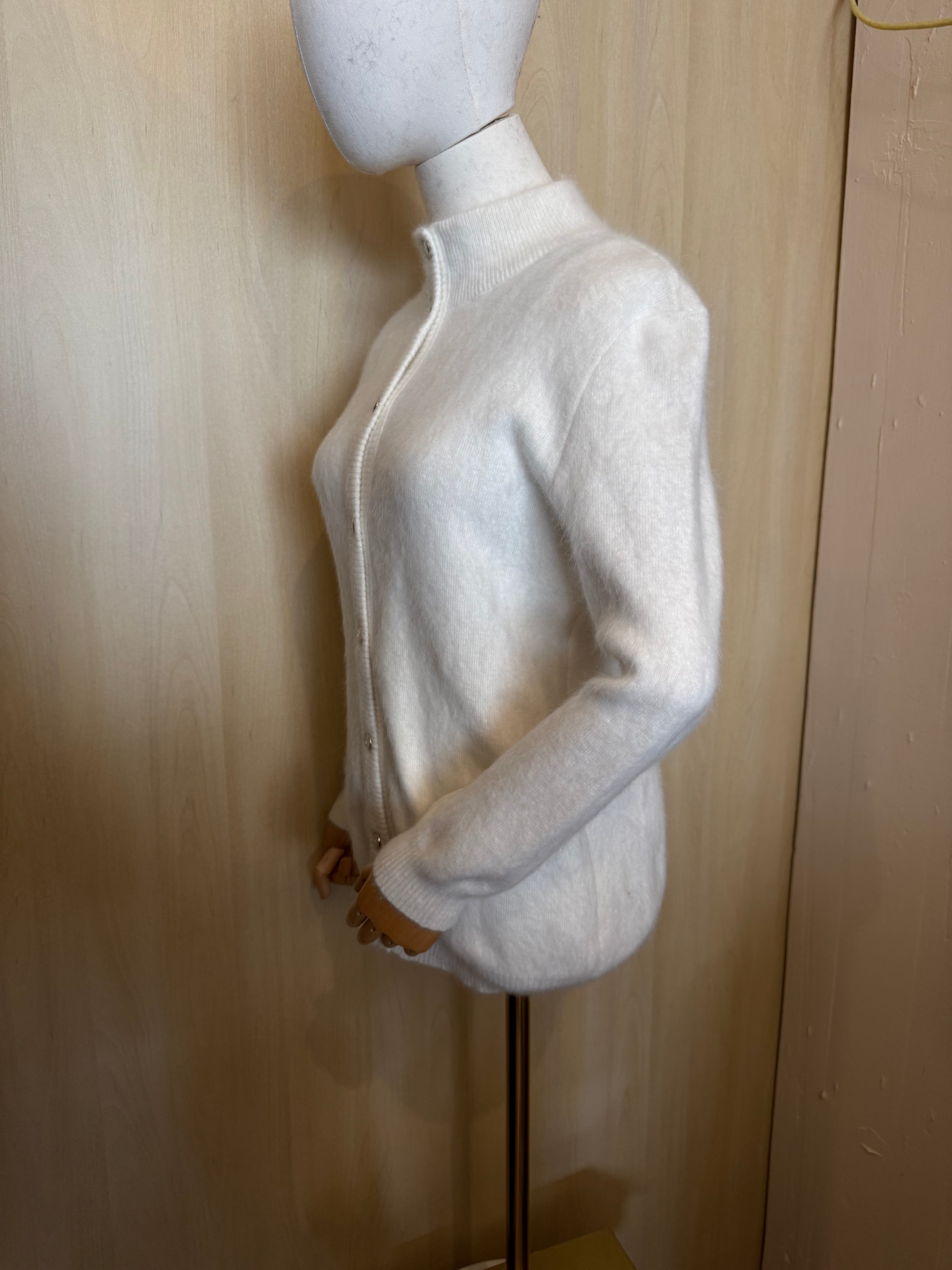 Flauschige Strickjacke mit Knöpfen und Stehkragen in Naturweiß