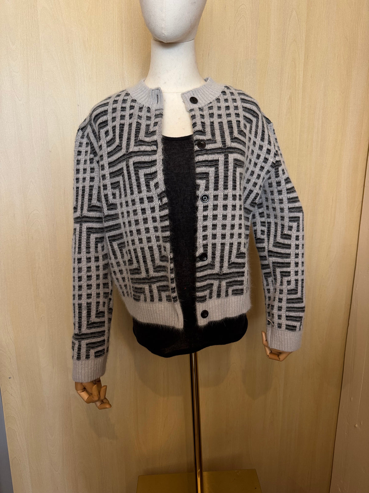 Moderne Strickjacke mit Knöpfen und geometrischem Muster – Hellgrau / Schwarz