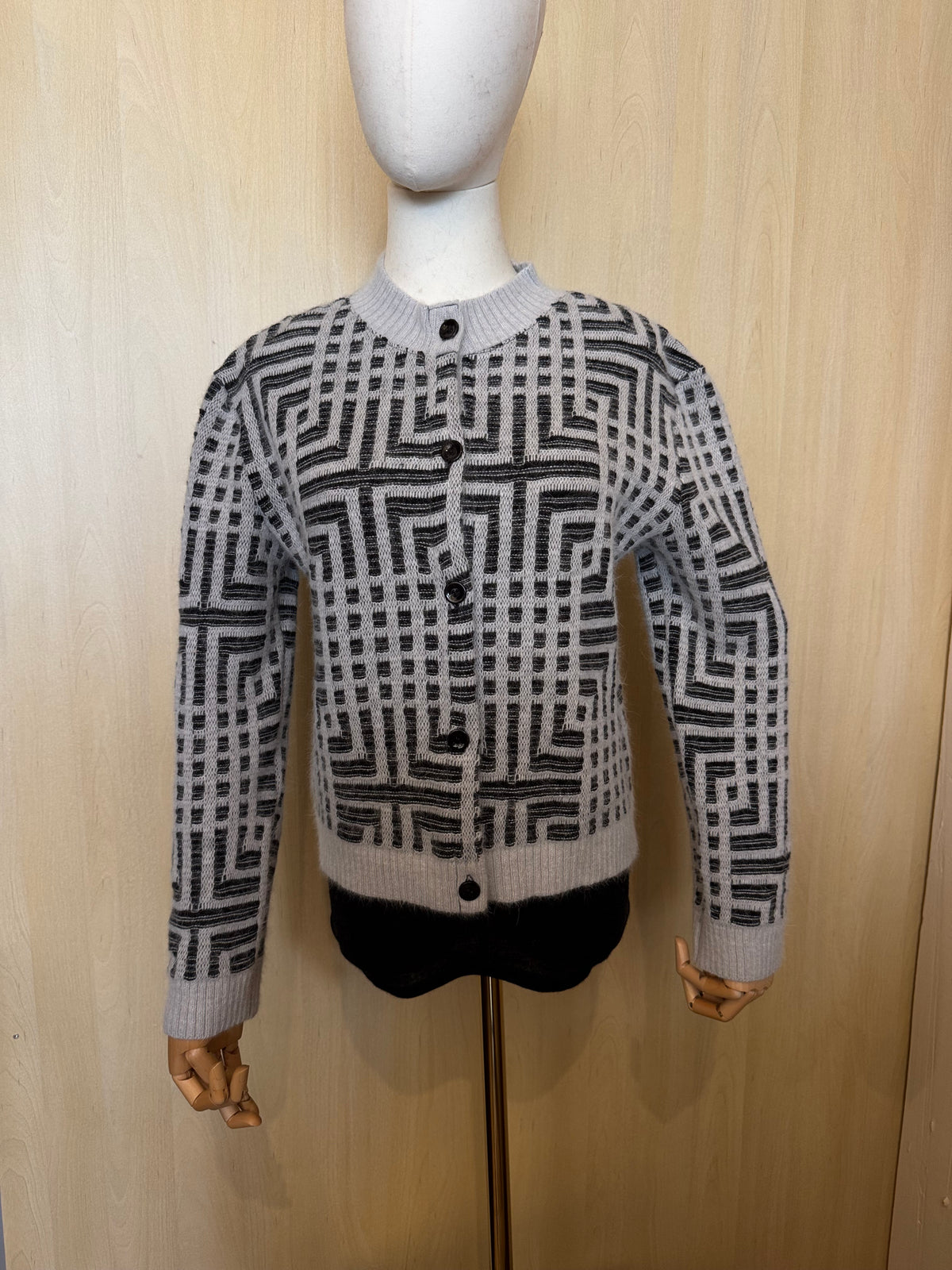 Moderne Strickjacke mit Knöpfen und geometrischem Muster – Hellgrau / Schwarz