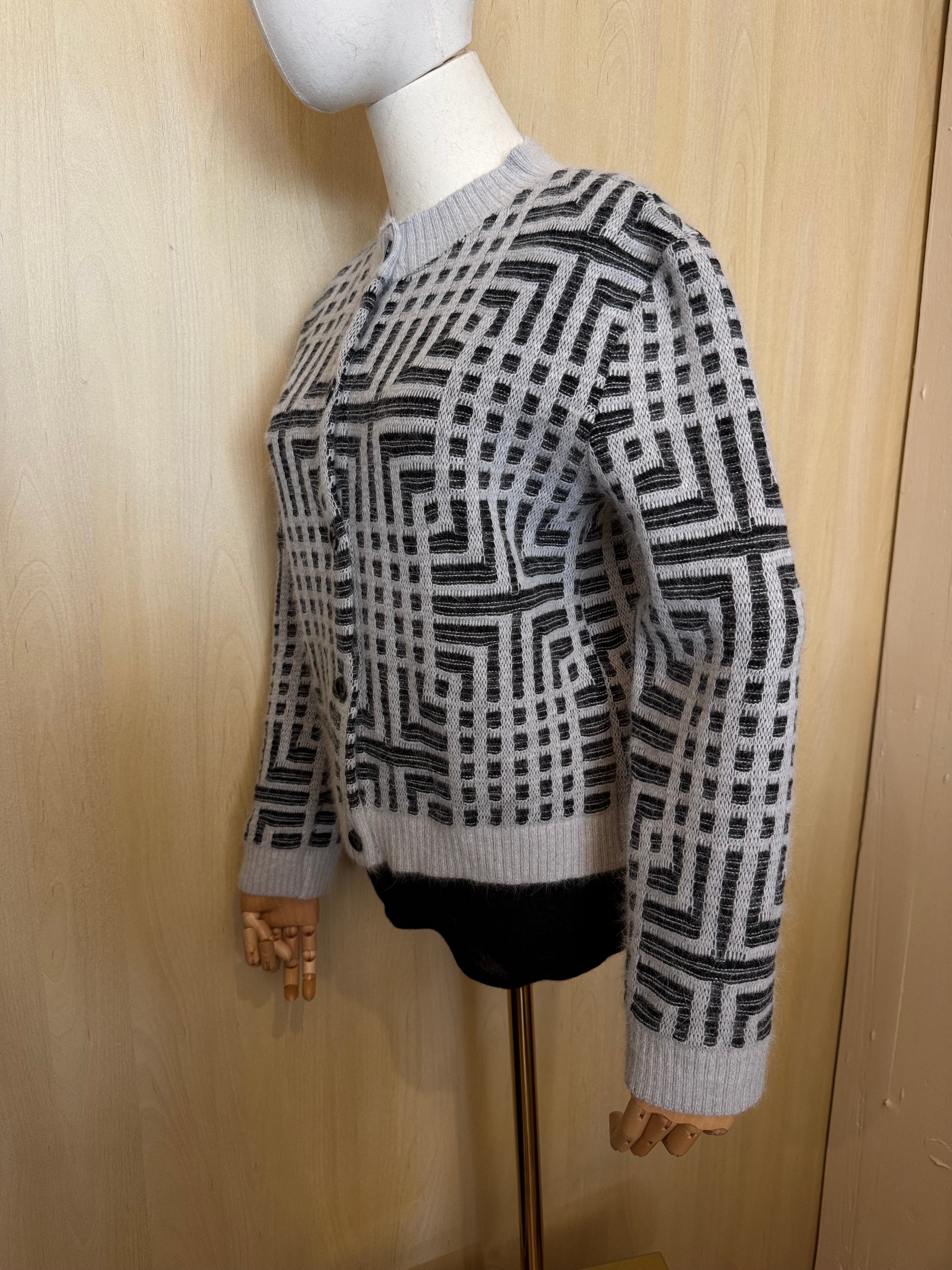Moderne Strickjacke mit Knöpfen und geometrischem Muster – Hellgrau / Schwarz