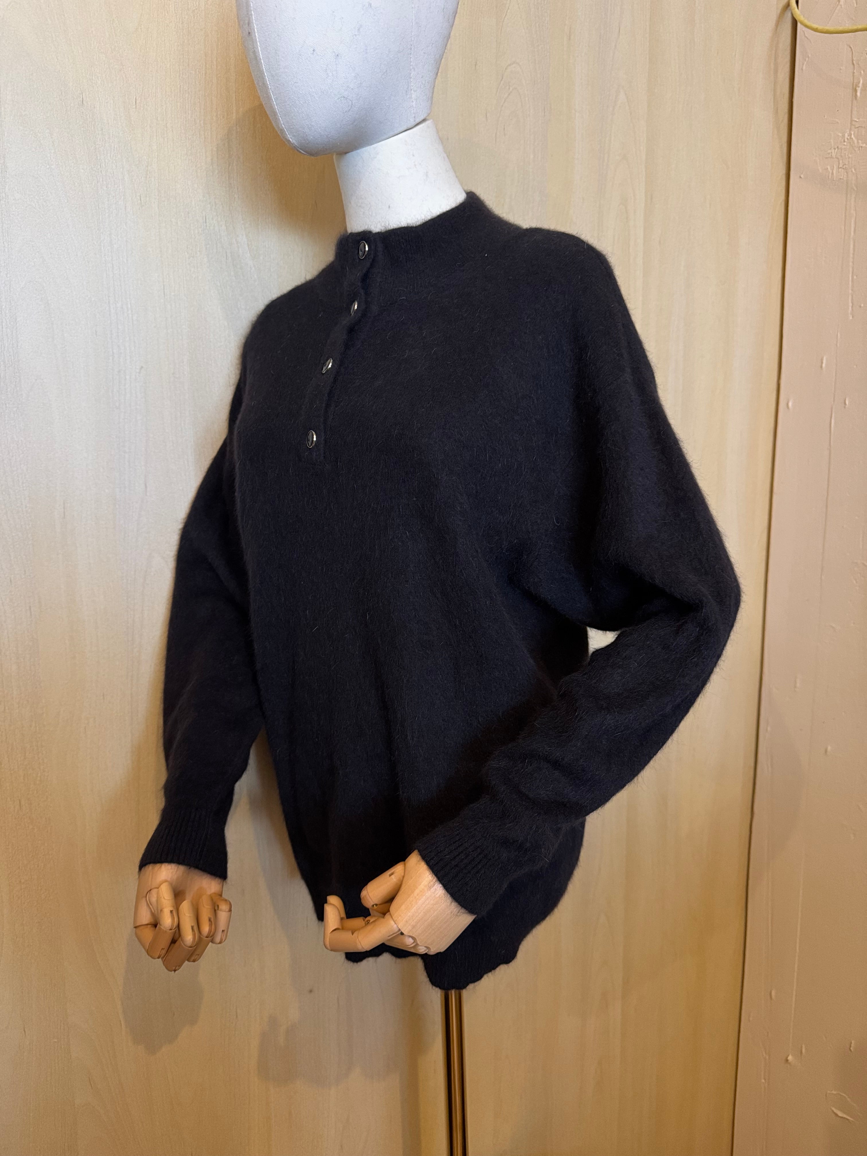 Flauschiger Damen-Strickpullover mit Knopfleiste und Stehkragen – Schwarz