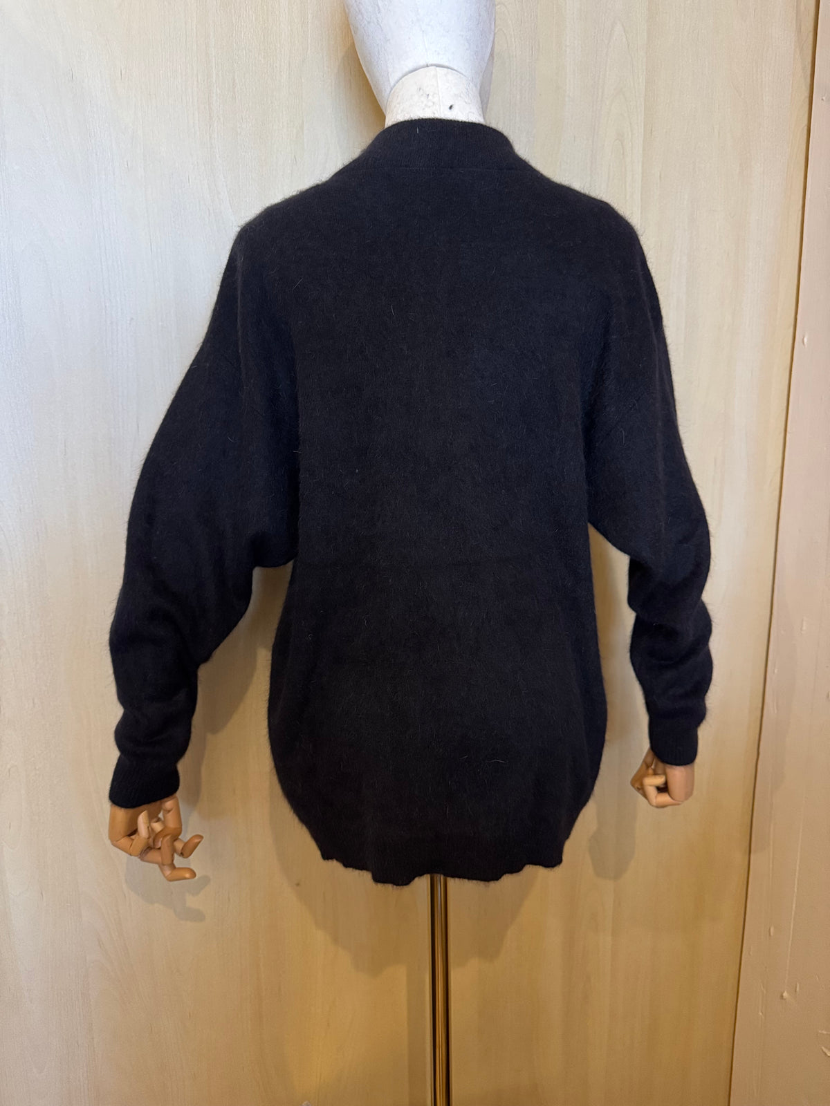 Flauschiger Damen-Strickpullover mit Knopfleiste und Stehkragen – Schwarz