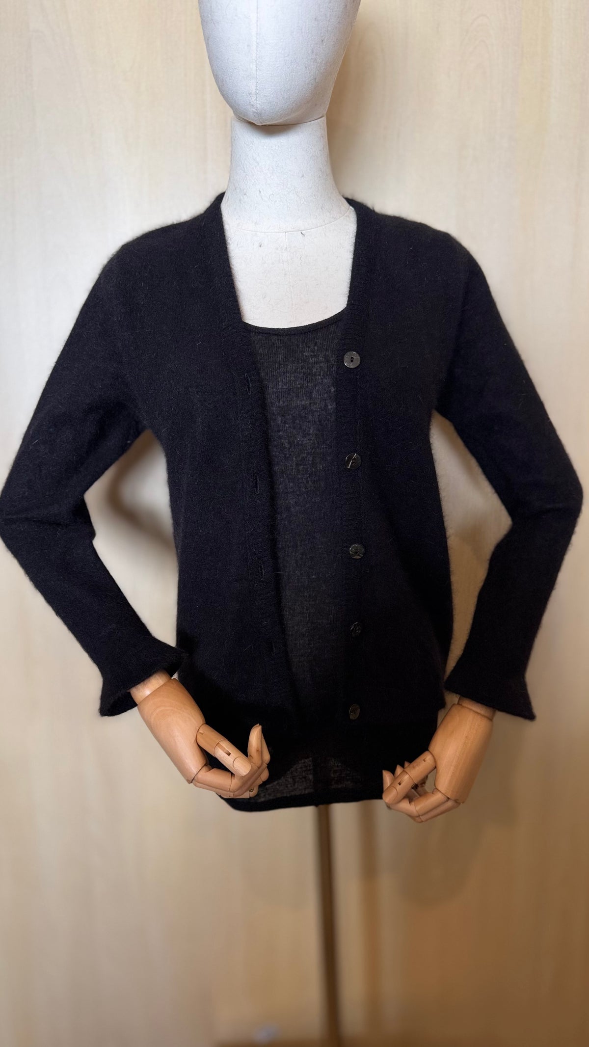 Flauschige Strickjacke mit durchgehender Knopfleiste – Schwarz