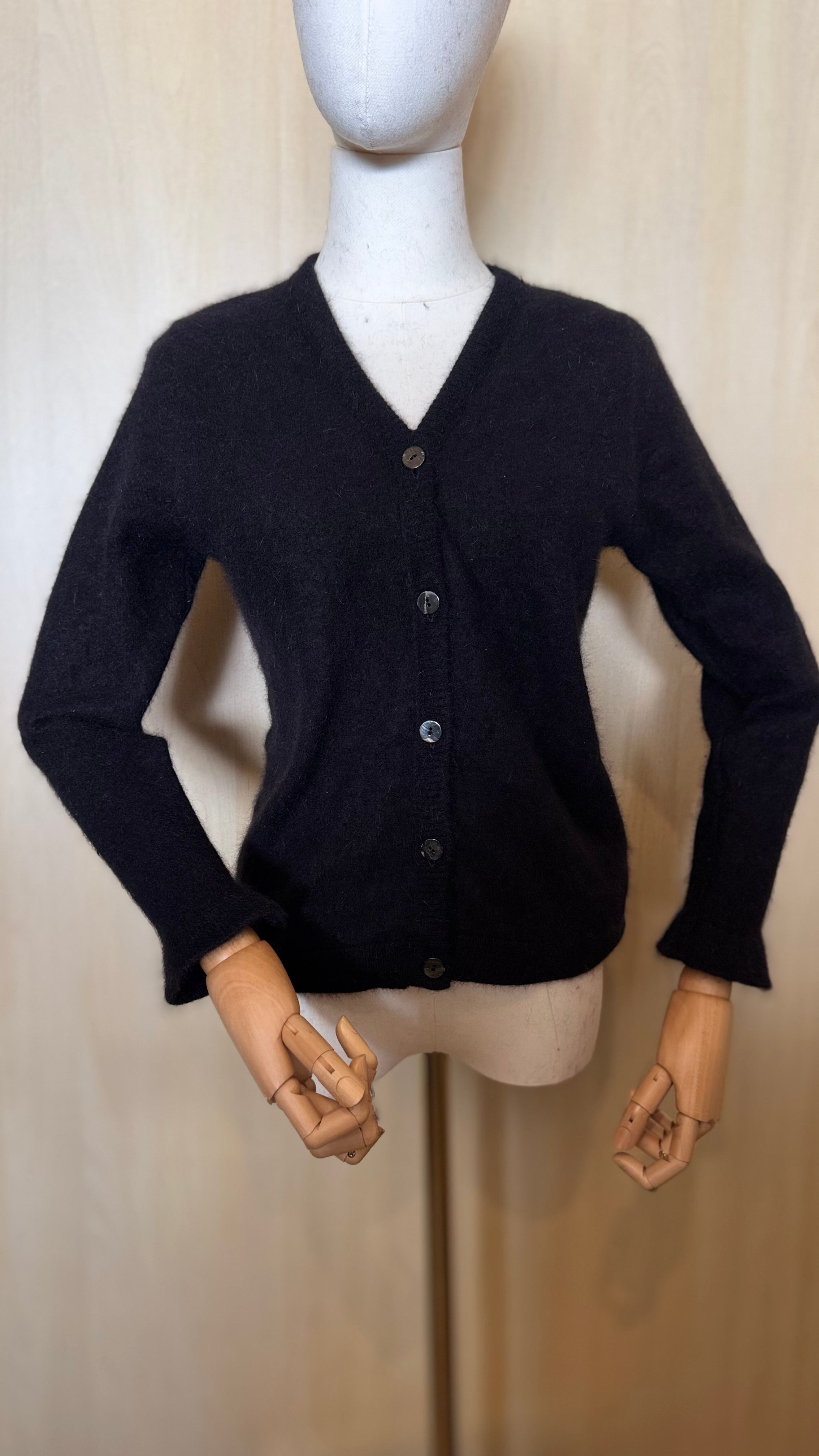 Flauschige Strickjacke mit durchgehender Knopfleiste – Schwarz
