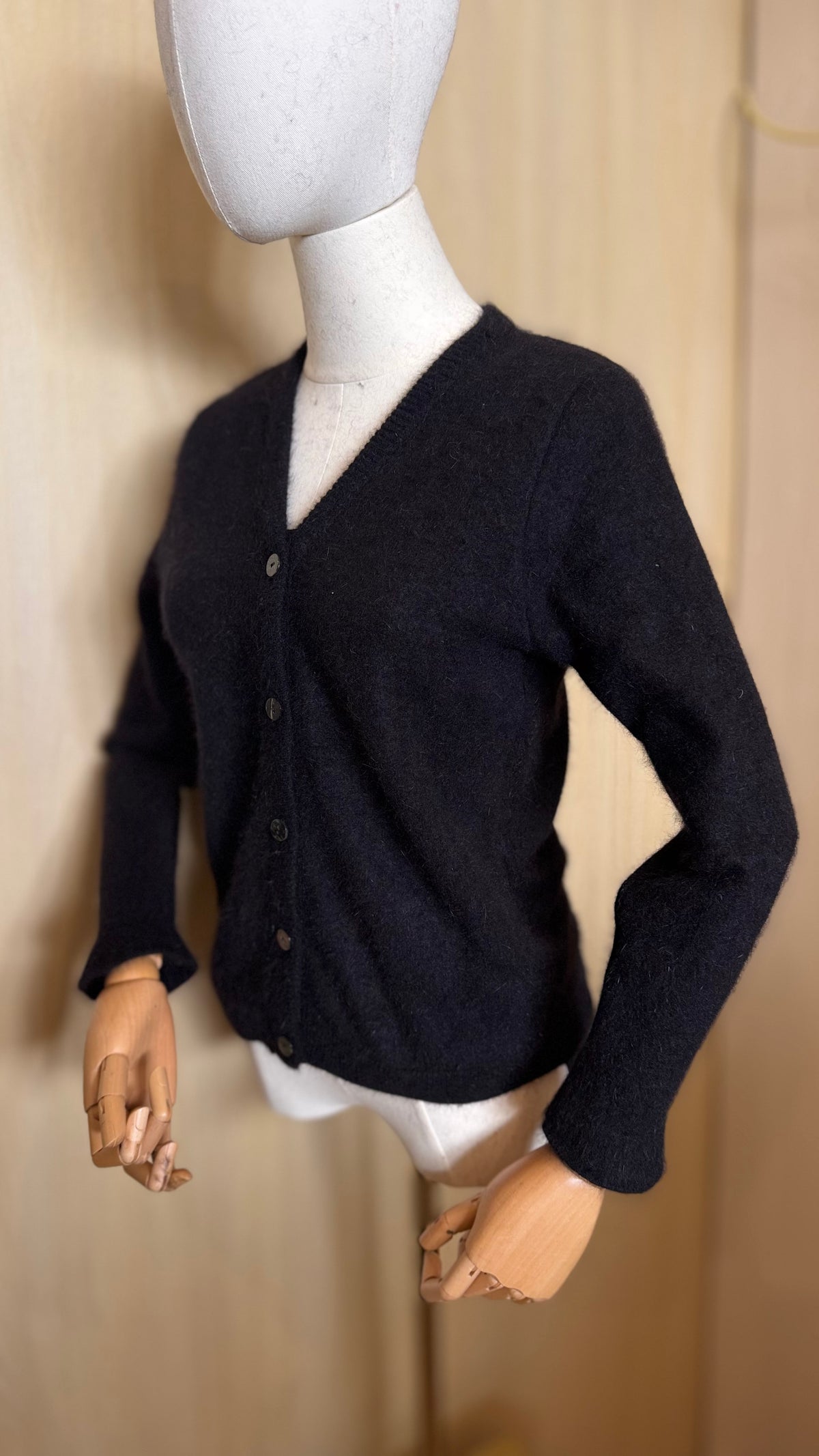 Flauschige Strickjacke mit durchgehender Knopfleiste – Schwarz