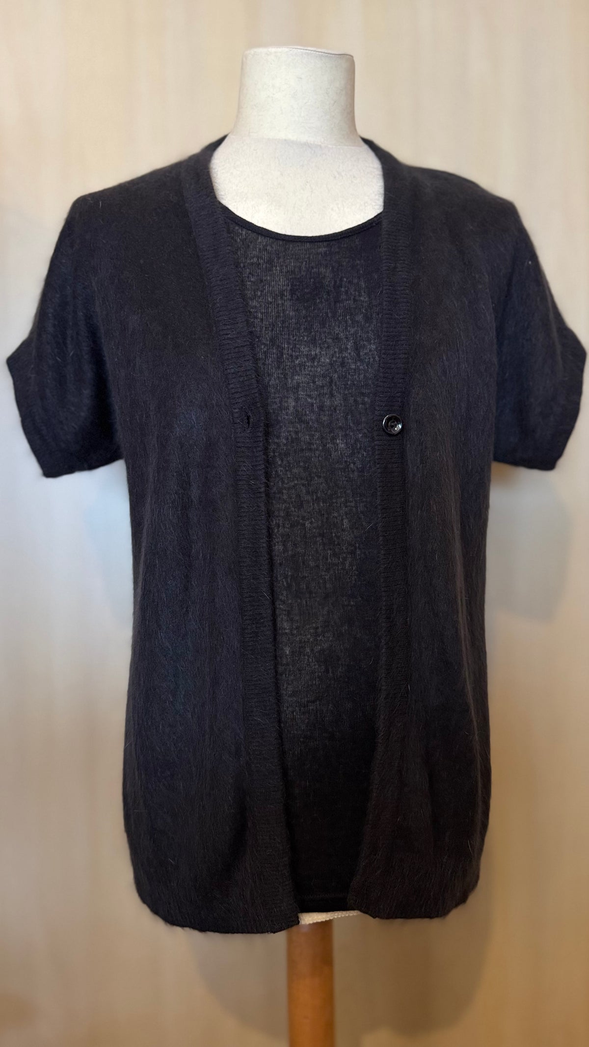 Kurzärmelige Strickjacke mit 1 Knopf und V-Ausschnitt – Schwarz