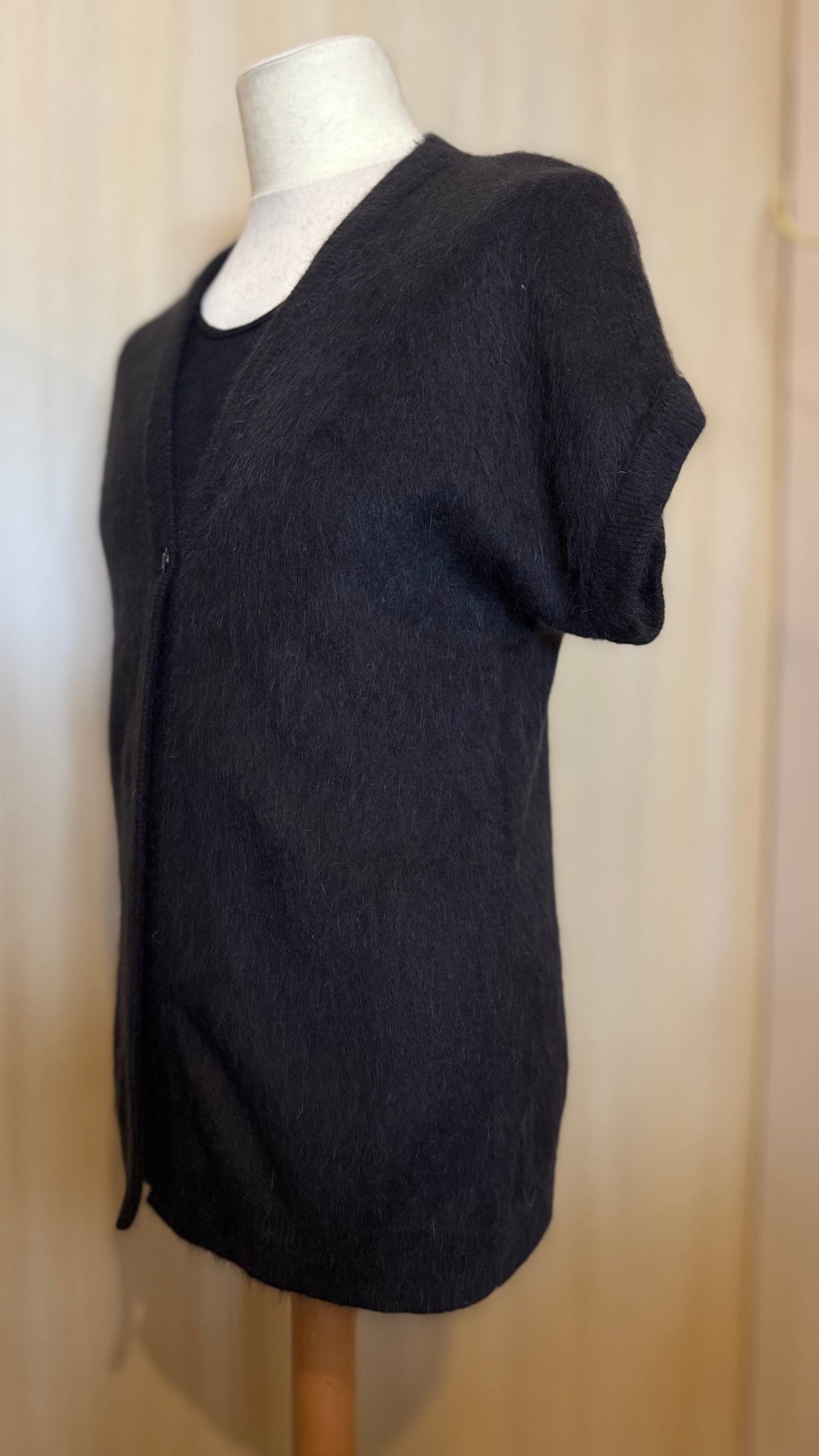 Kurzärmelige Strickjacke mit 1 Knopf und V-Ausschnitt – Schwarz