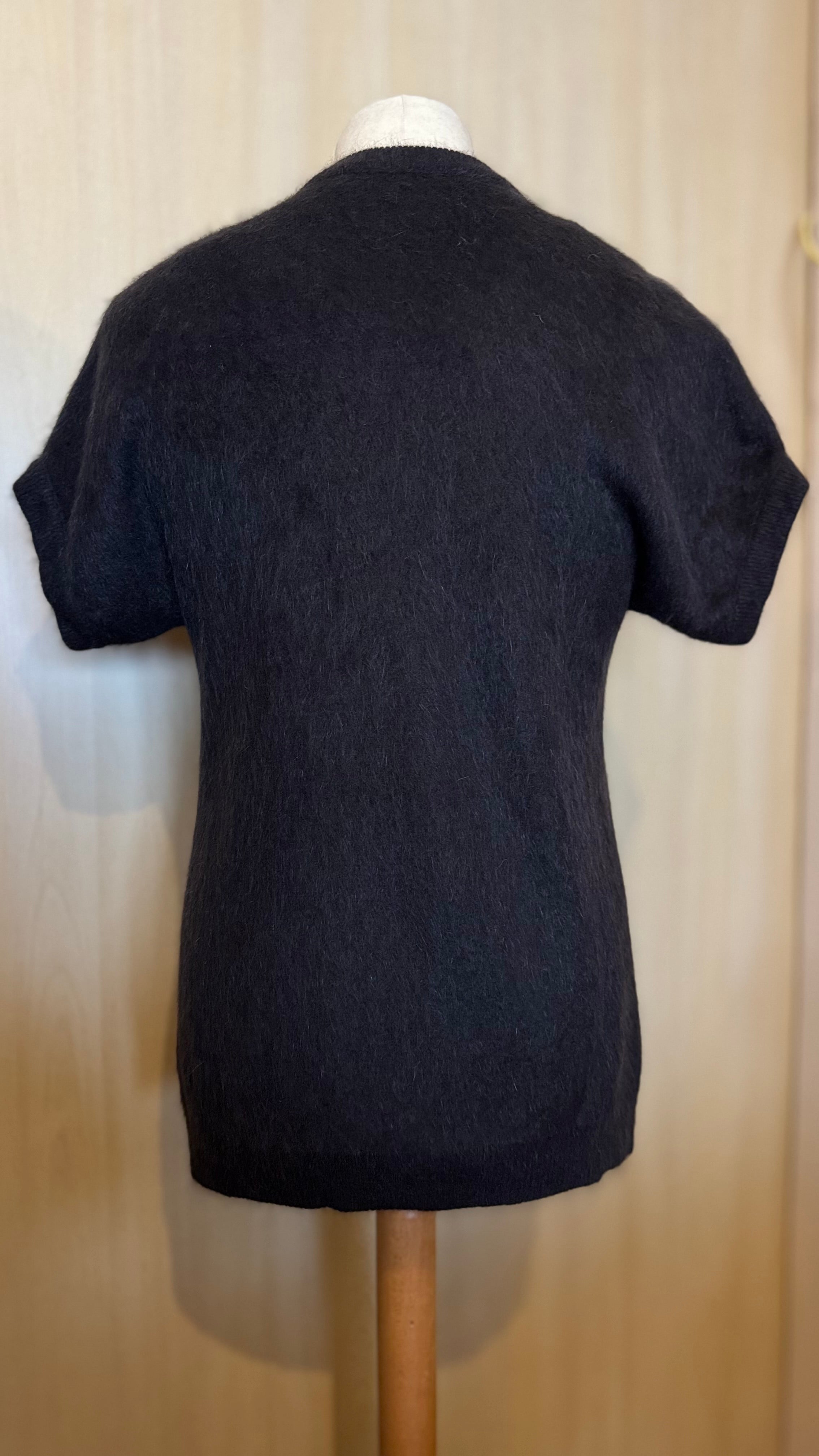 Kurzärmelige Strickjacke mit 1 Knopf und V-Ausschnitt – Schwarz