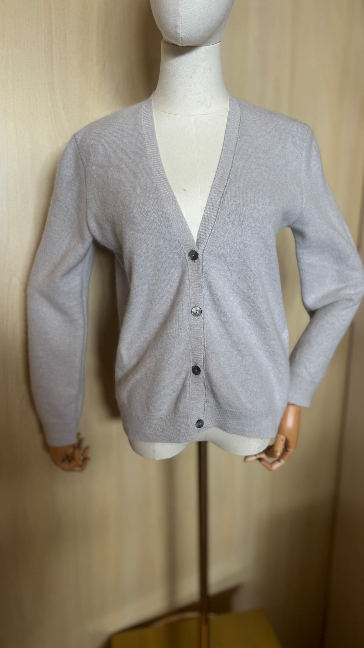 Kuscheliger Strickcardigan mit V-Ausschnitt in Hellgrau