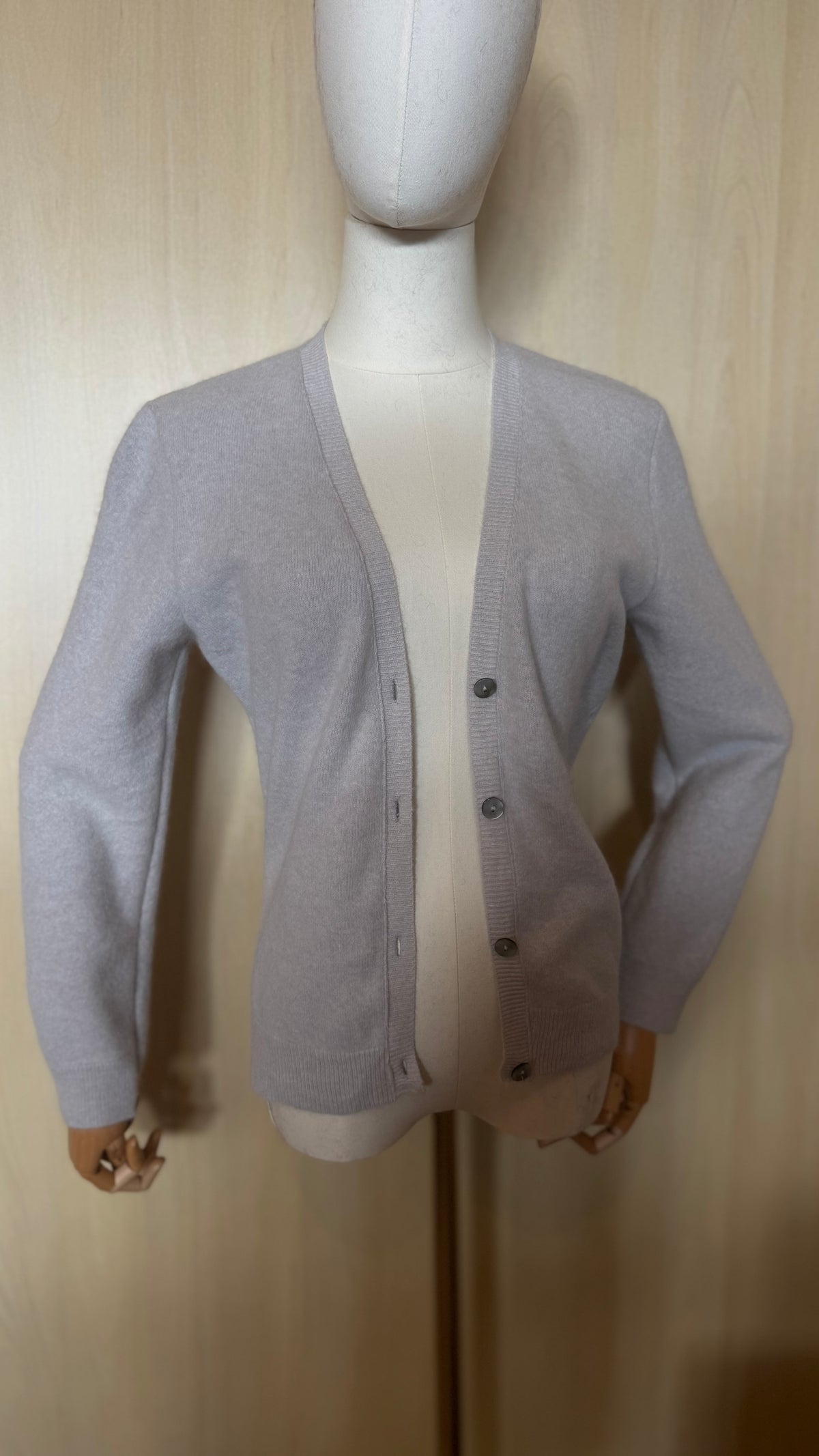 Kuscheliger Strickcardigan mit V-Ausschnitt in Hellgrau
