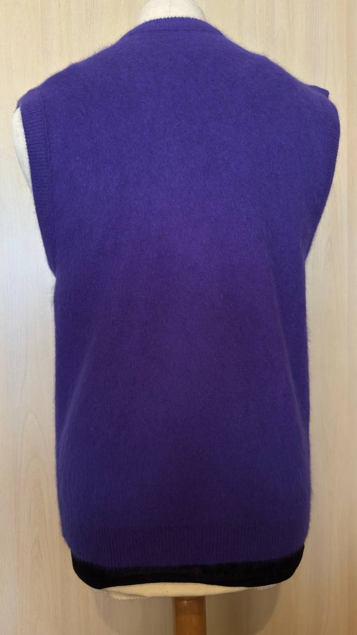 Klassische Strickweste in Aubergine mit V-Ausschnitt