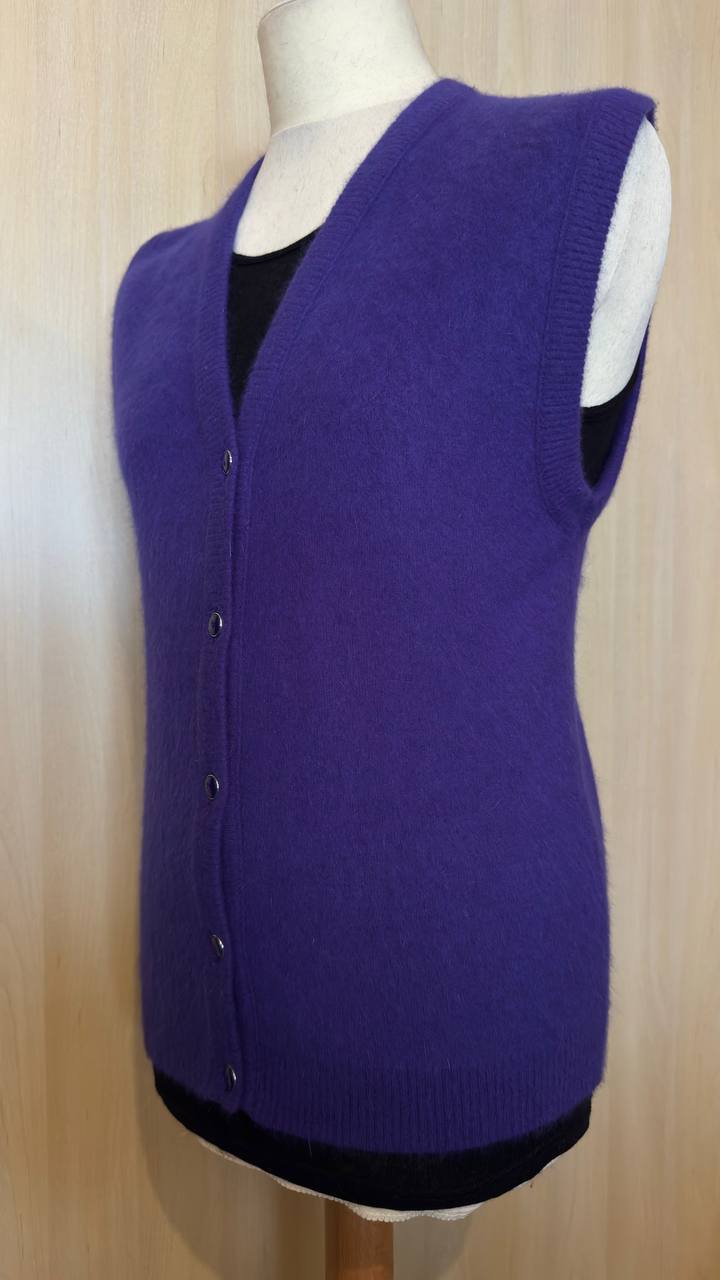 Klassische Strickweste in Aubergine mit V-Ausschnitt