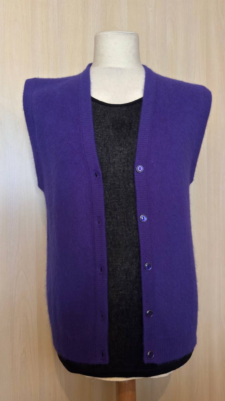 Klassische Strickweste in Aubergine mit V-Ausschnitt